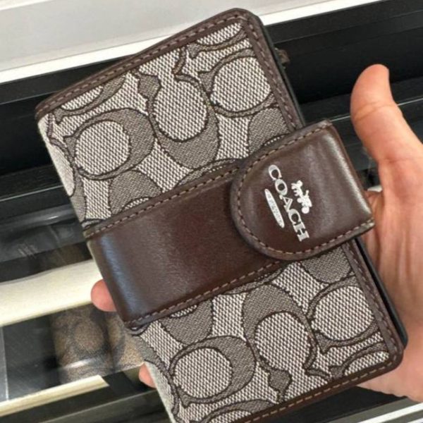 COACH MEDIUM CORNER WALLET IN SIGNATURE BROWN