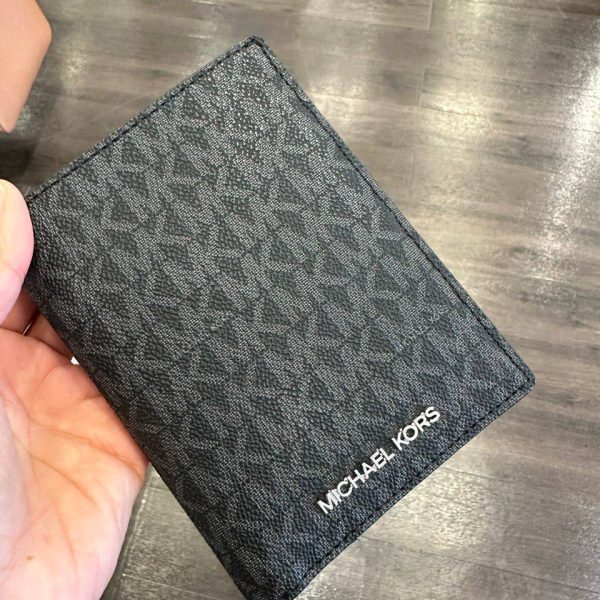 MICHAEL KORS PASSPORT HOLDER IN SIGNATURE BLACK